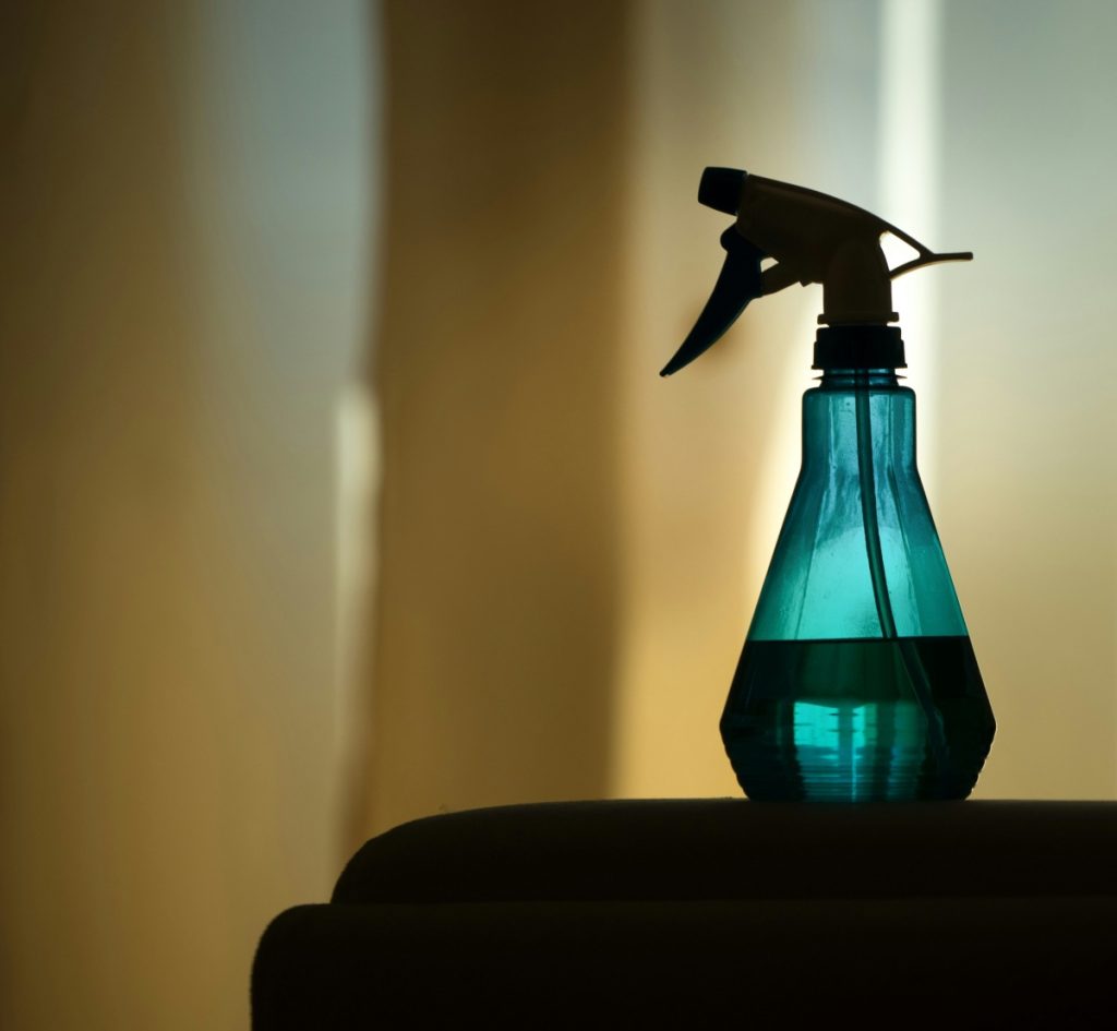Botella de spray oscura