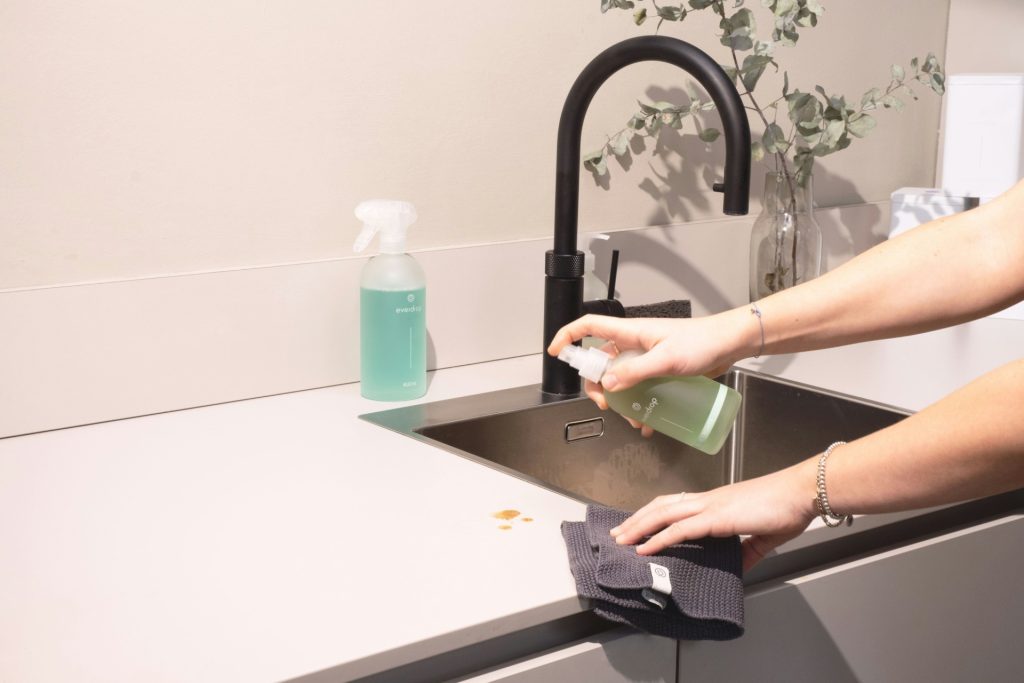 Limpiando con productos de limpieza