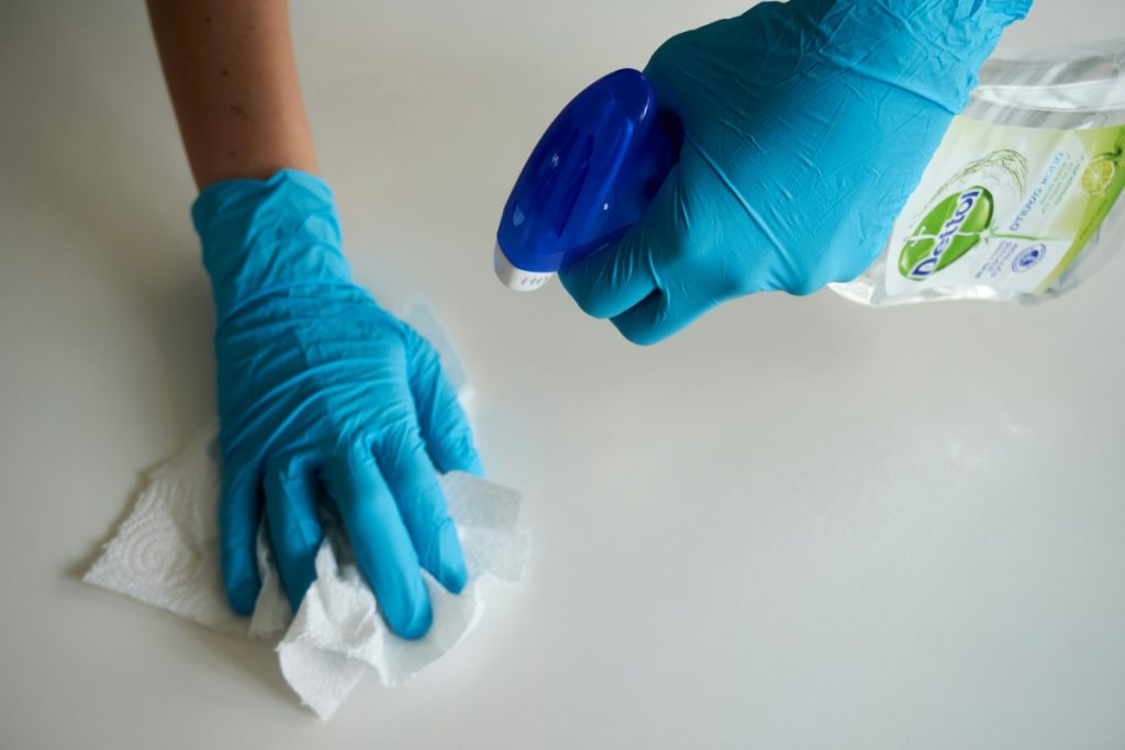 Mano limpiando con guantes