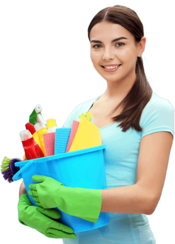 Mujer sonriente con productos de limpieza