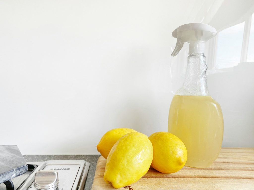 Botella y limones frescos