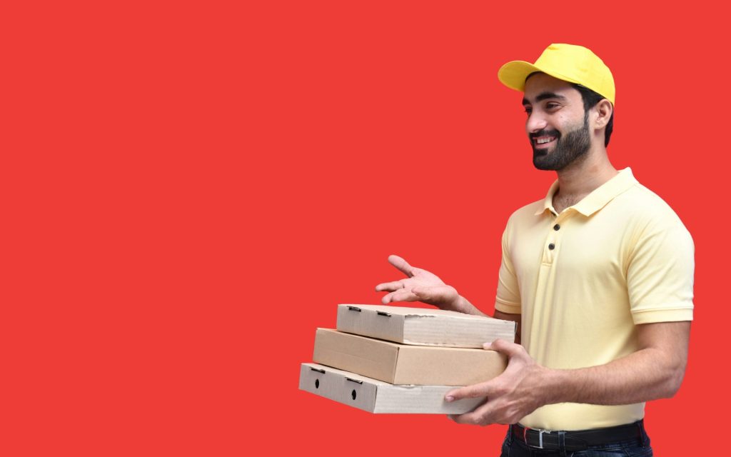 Repartidor con cajas de pizza