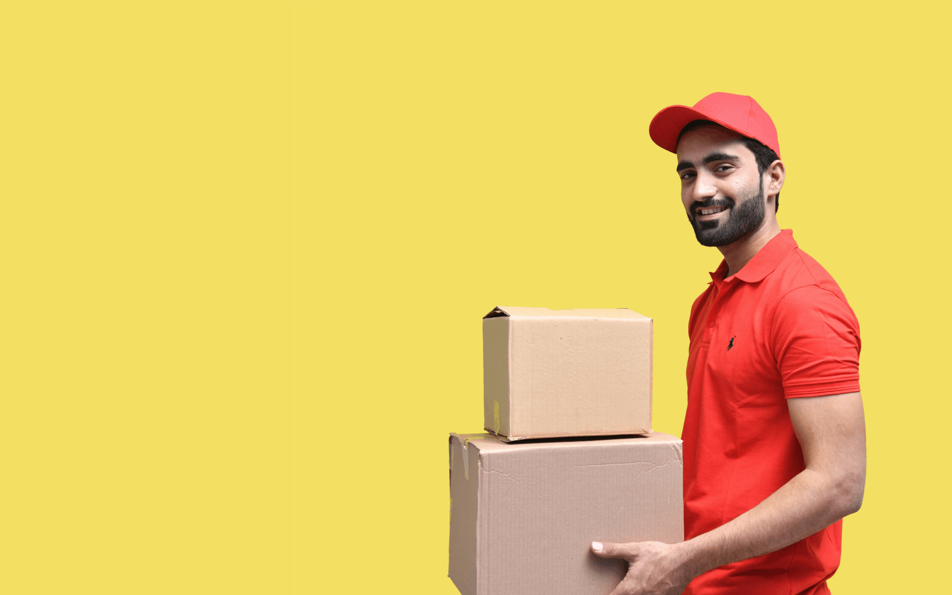 Hombre sosteniendo cajas de cartón
